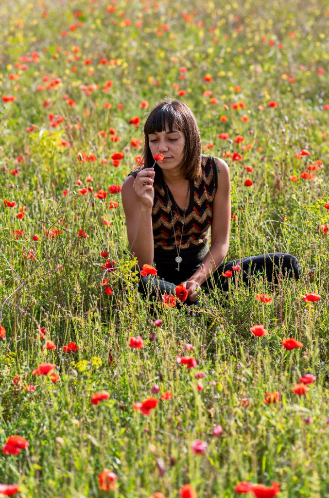 Elisa in un campo di papaveri