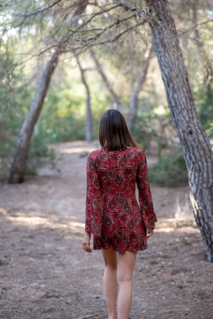 Elisa Marconcini in cammino tra i papaveri