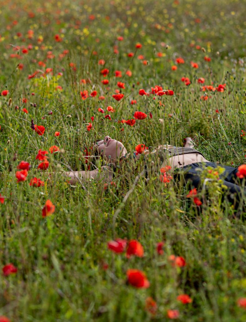 Elisa Marconcini in un campo di papaveri